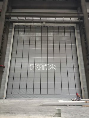 大型堆積門安裝完畢交付使用