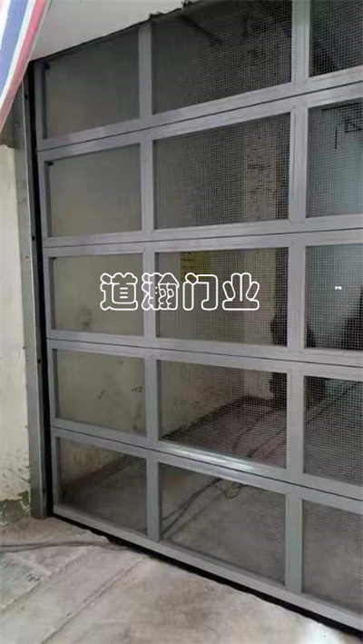 成發(fā)特制提升門安裝完畢